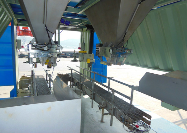 Mobile Packaging System Trailer With FFS Machine / Palletizing For Cement Packing